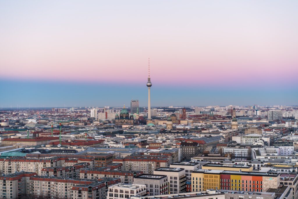 Sicht auf die Stadt Berlin. Sonnenuntergang hinter Fernsehturm